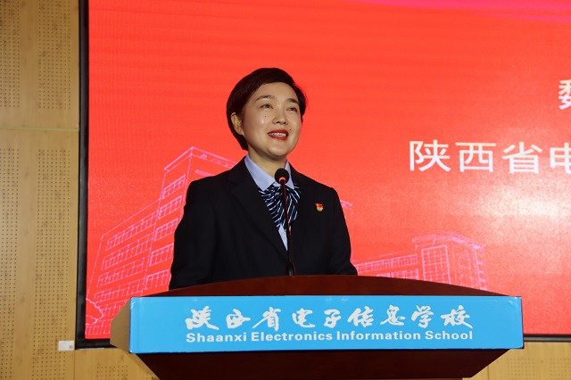 我校校长魏萍主持大会.jpg