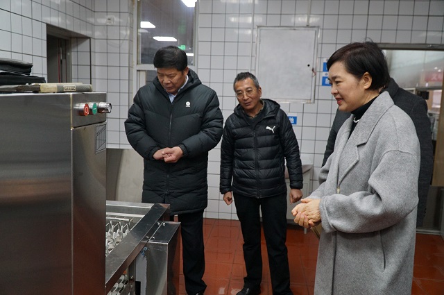 校领导与安委会成员检查食堂安全卫生情况 - 副本.jpg