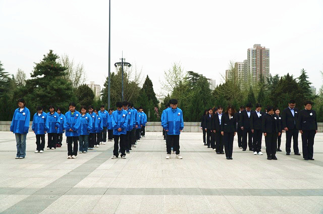 我校师生向烈士鞠躬默哀.JPG