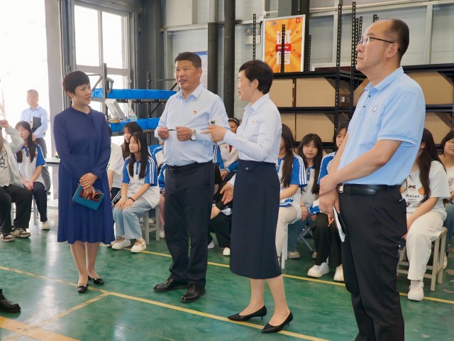 1745547100777928.jpg 咸阳市秦都区职业教育中心一行参观我校实训场所 - 副本(1).jpg