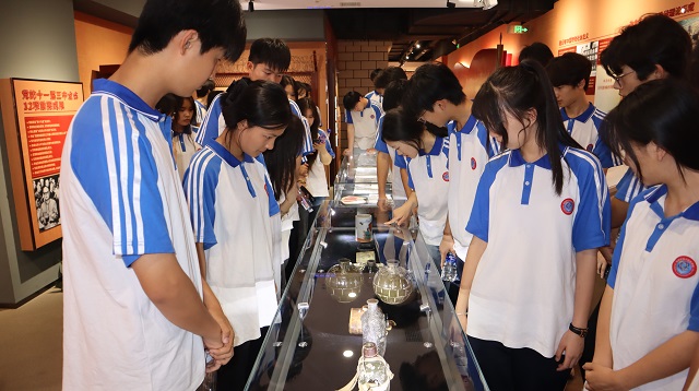 1748573112148882.jpg 团学干部参观长安大学校史馆 - 副本.jpg