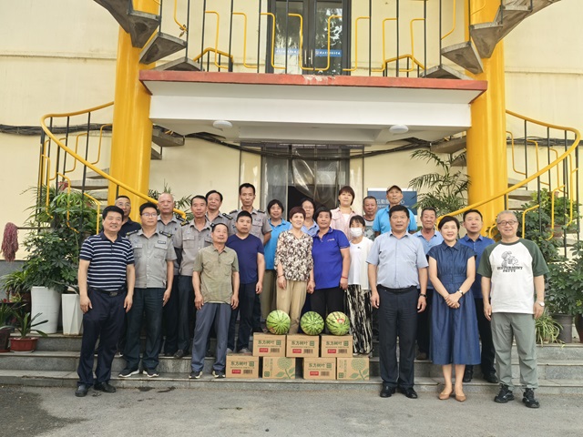 1751976564290284.jpg 校领导慰问一线教职工.jpg