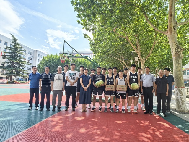 1751976607503682.jpg 校领导看望积极备战第四届中国中等职业学校篮球锦标赛的师生.jpg