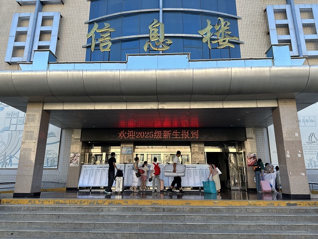 1755590379771509.jpg 新生和家长查看分班信息.jpg