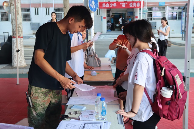 1755590402808149.jpg 新生在班主任处登记报到.jpg