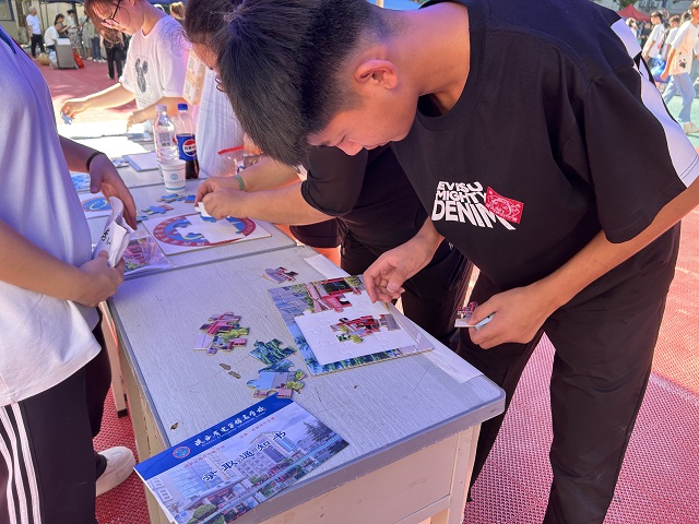 1755590428315841.jpg 新生参加迎新互动活动.jpg