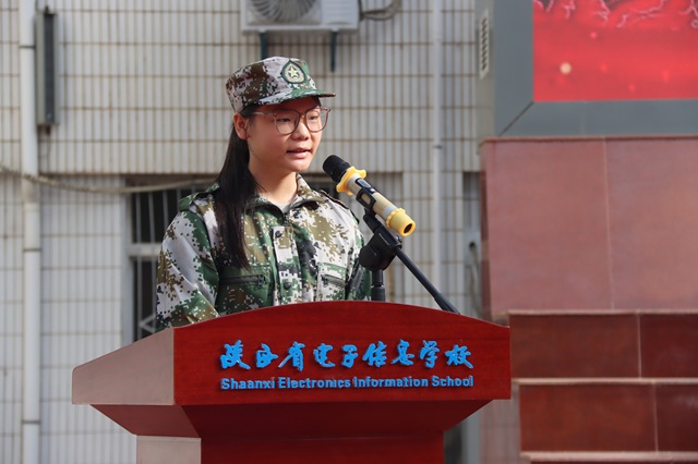 1755759565957866.jpg 艺设2531班沈康代表全体新生发言.jpg