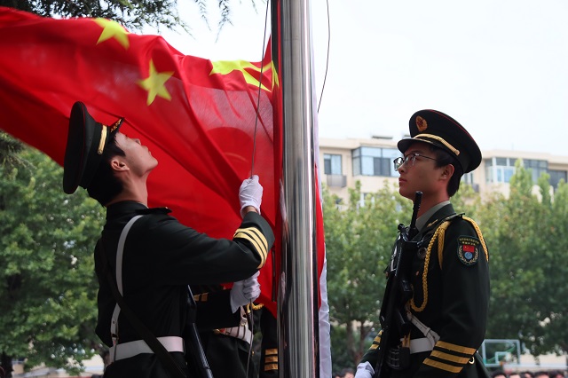 1757040664198941.jpg 我校举行“纪念中国人民抗日战争暨世界反法西斯战争胜利80周年”主题升旗仪式.jpg