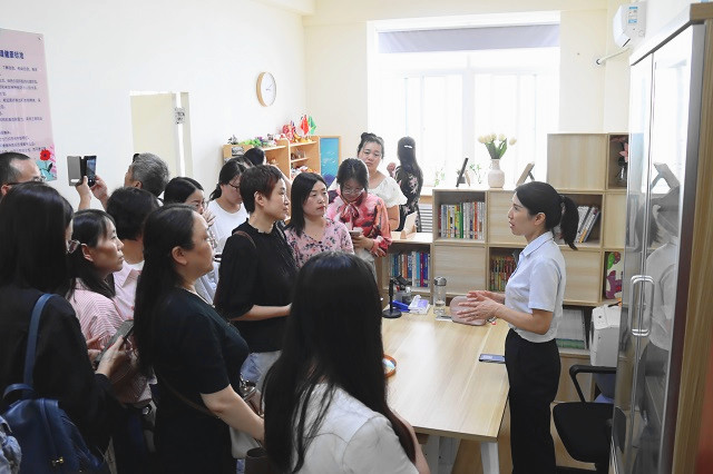 1758011418736208.jpg 心理教师李晓霞详细介绍心理健康教育中心功能布局与运作模式.jpg