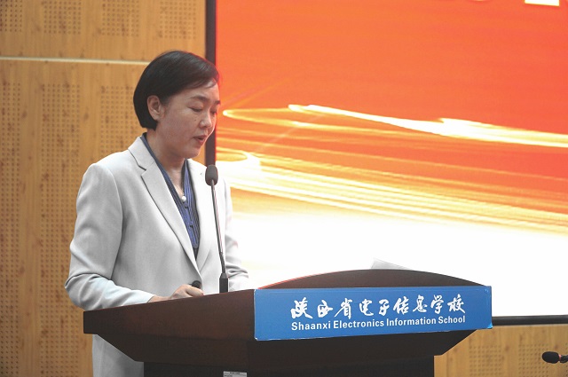 1758787368101820.jpg 校长魏萍宣读聘任决定.jpg