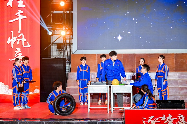 1761892541595245.jpg 我校学生自编自导的音乐剧《何处是远方》.jpg