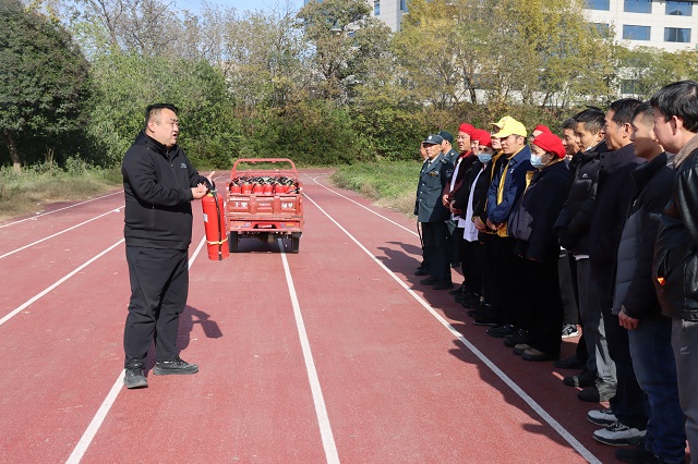 我校组织教职员工进行初期火情灭火实战演练 - 副本.jpg