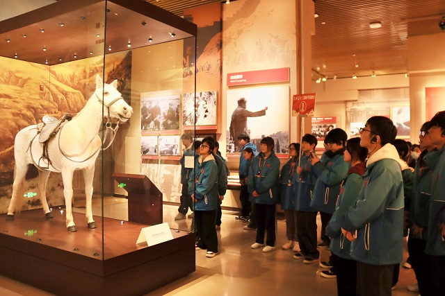 1766027525682438.jpg 团学干部参观延安革命纪念馆.jpg