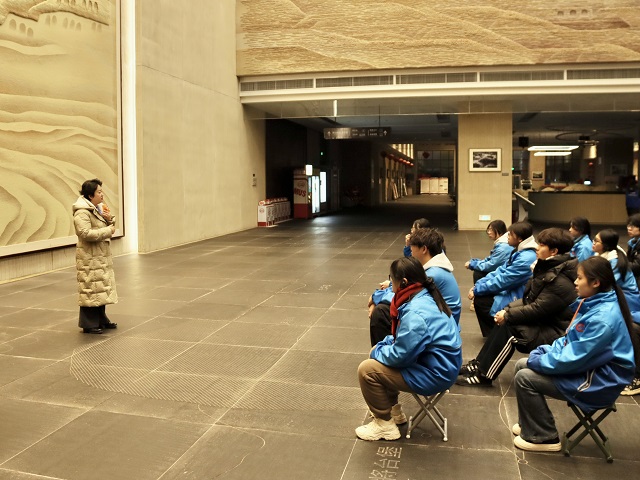 1766027547738056.jpg 我校团学干部上现场思政课《一本永远读不完的书》 (2).jpg