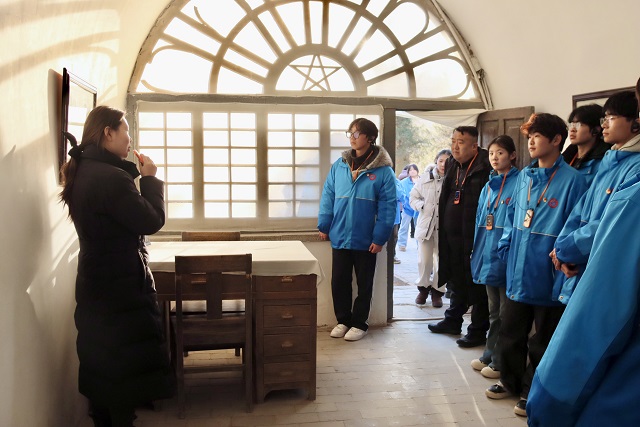 1766027621875309.jpg 团学干部参观革命旧址.jpg