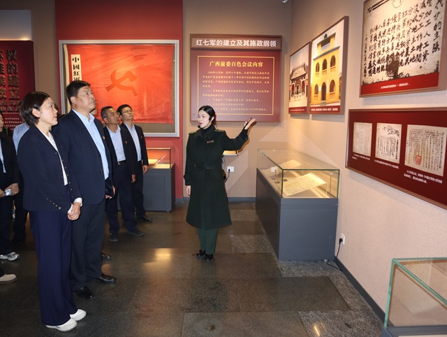 1768462247738422.jpg 我校党员干部、教职工参观百色起义纪念馆.JPG