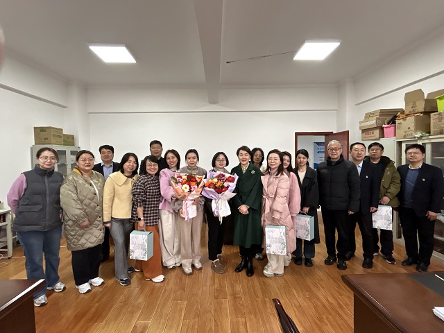 1772780246893626.jpg 学校领导班子成员慰问女教职工 - 副本.jpg